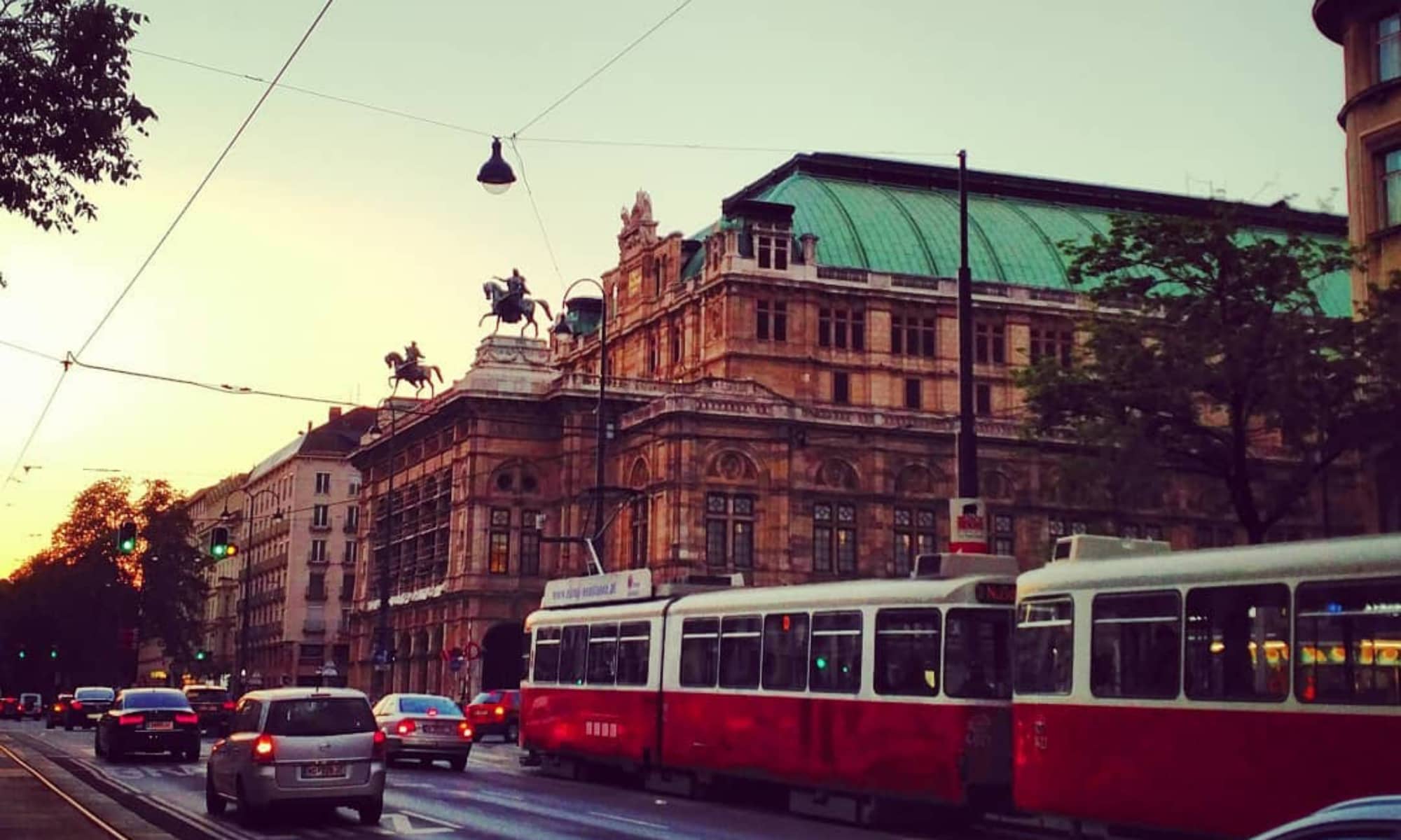 Straßenbahn in Wien bei Sonnenuntergang